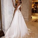 Жемчужное свадебное платье с объемными цветами фото