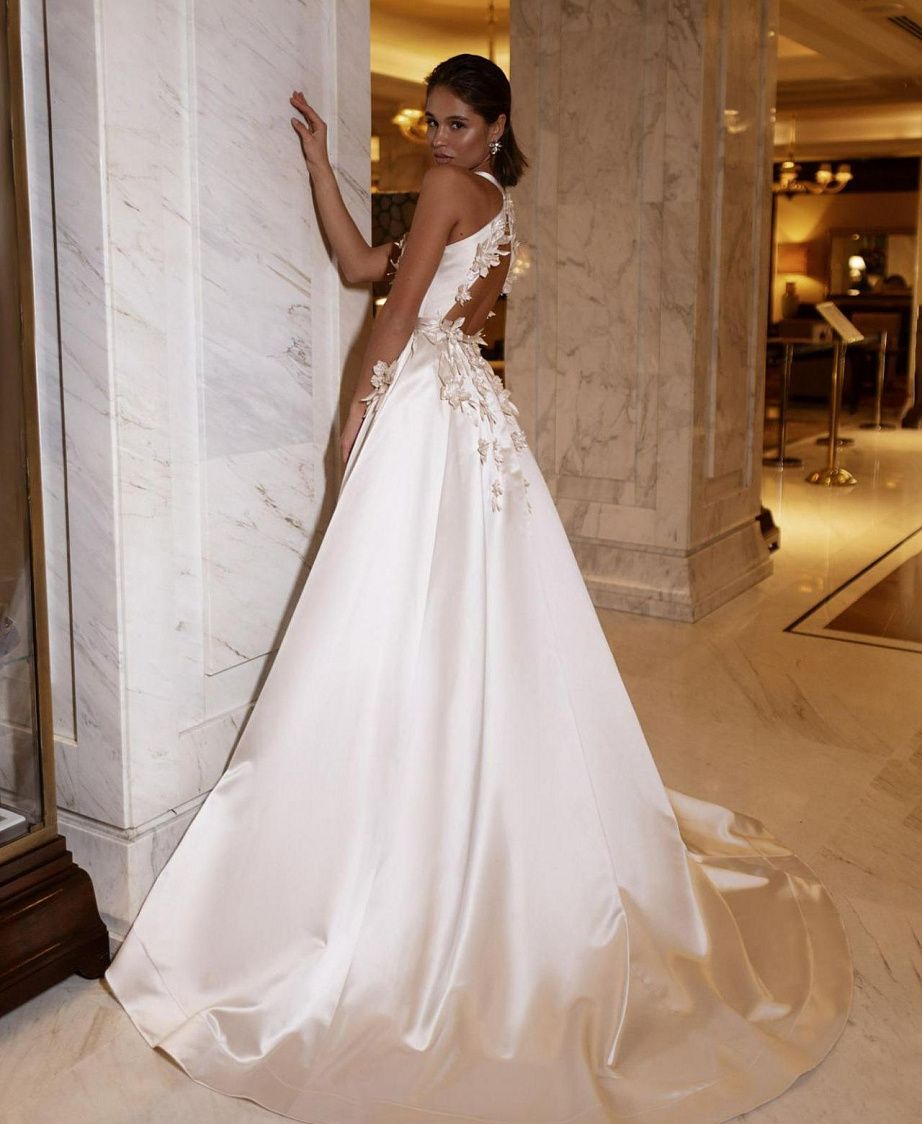 Жемчужное свадебное платье с объемными цветами фото