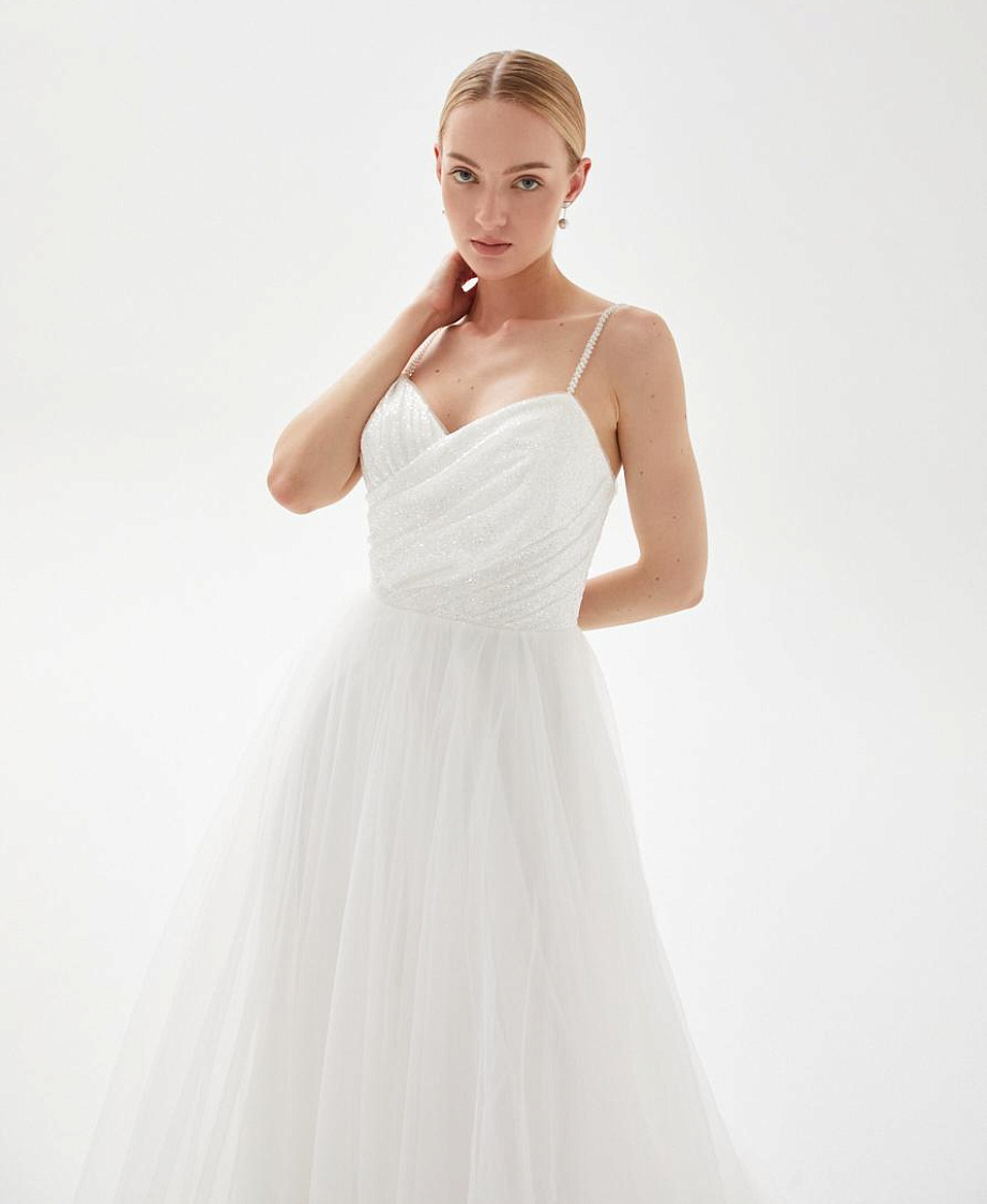 Воздушное свадебное платье из фатина с мерцающим верхом фото