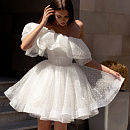 Ассиметричное свадебное платье мини с пышной юбкой фото