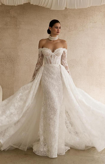 Кружевное свадебное платье с рукавами и съемным шлейфом фото