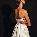 Лаконичное свадебное платье с разрезом фото