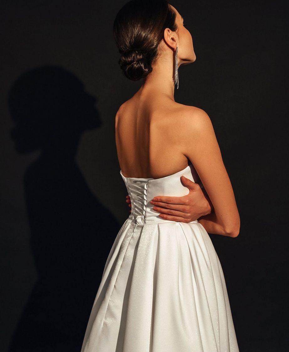 Лаконичное свадебное платье с разрезом фото