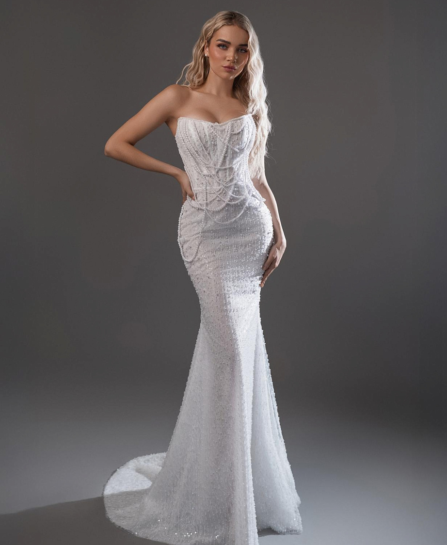 Роскошное свадебное платье русалка с декором из бус фото