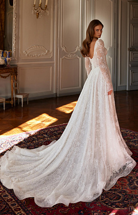 Нежное свадебное платье из кружева шантильи расшитого бисером фото