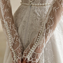 Свадебное платье А-силуэта с длинными рукавами и V-образным вырезом фото