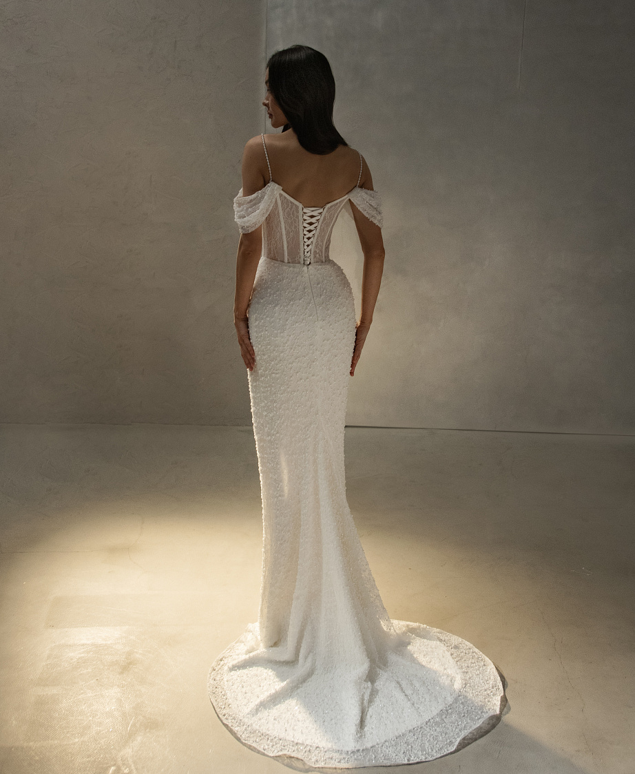 Кружевное платье-русалка с бисером и со съемным шлейфом фото