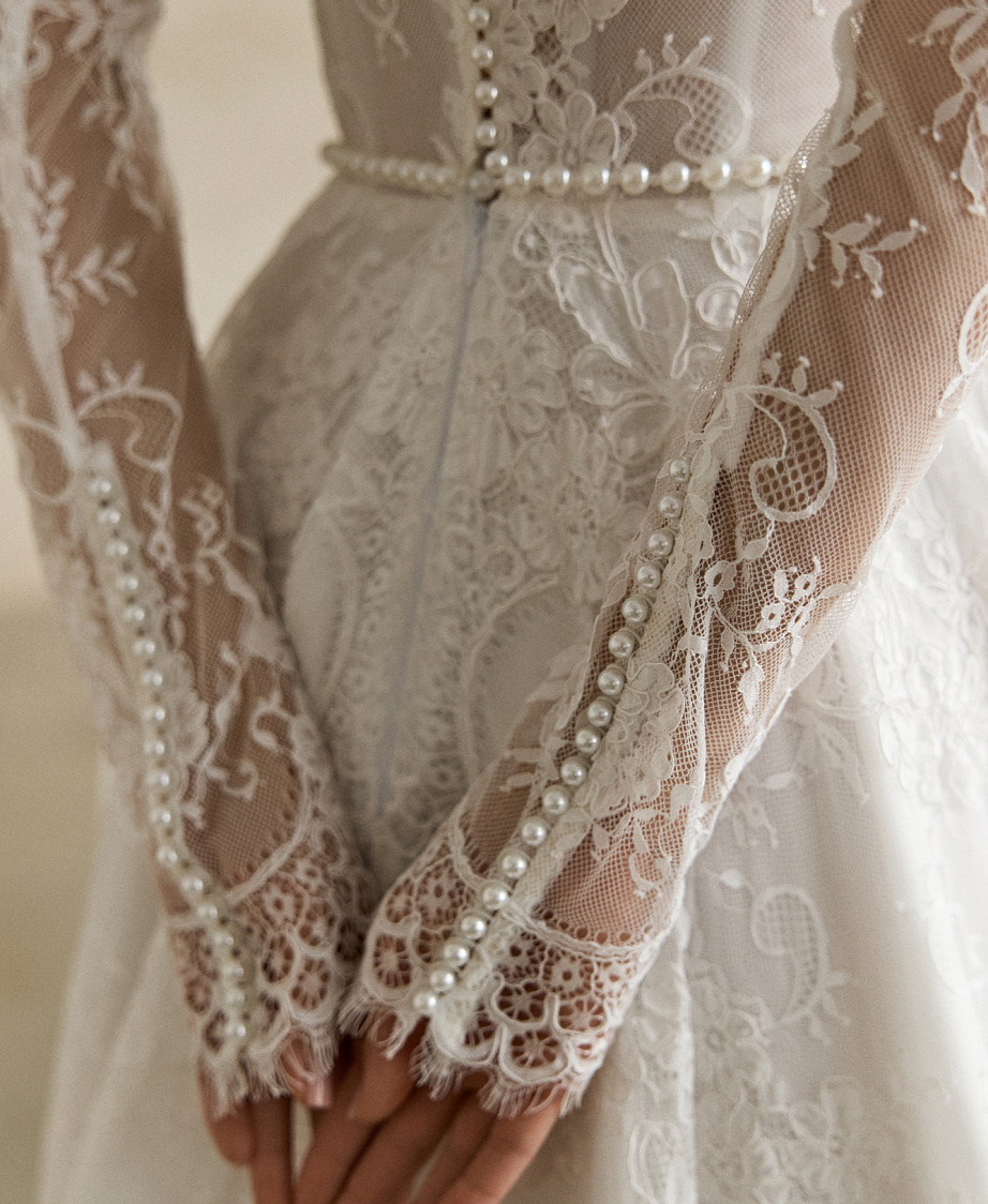 Свадебное платье А-силуэта с длинными рукавами и V-образным вырезом фото