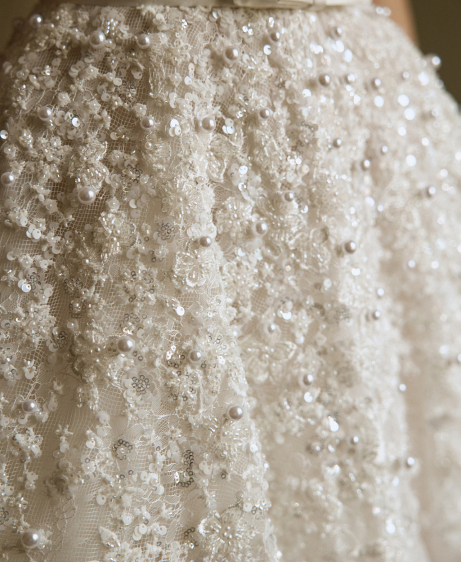 Пышное кружевное свадебное платье с жемчугом  фото