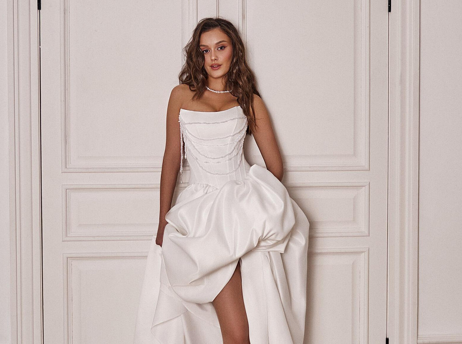 Стильное платье с обвесами из бусин на корсете фото