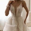 Стильное свадебное платье из дизайнерской ткани фото