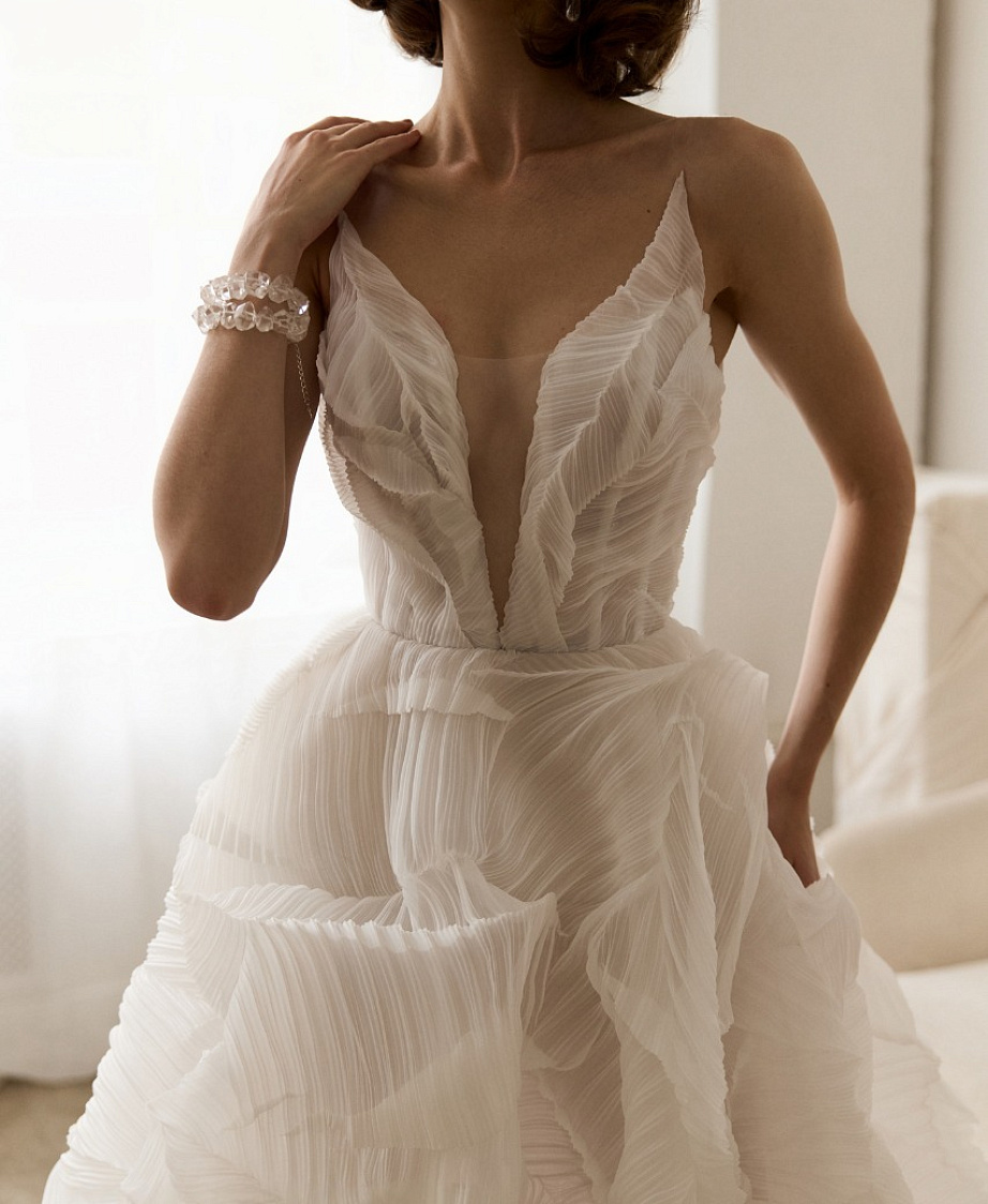 Стильное свадебное платье из дизайнерской ткани фото