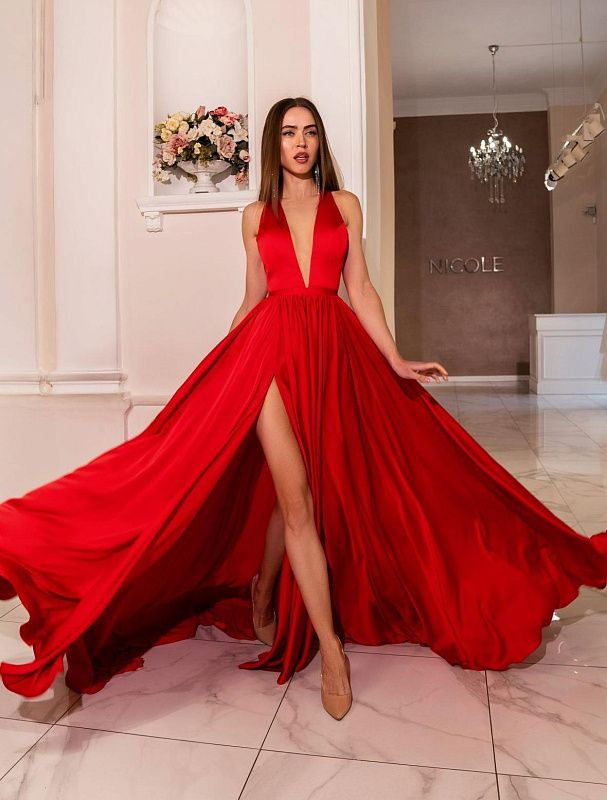 Платье красное с разрезом