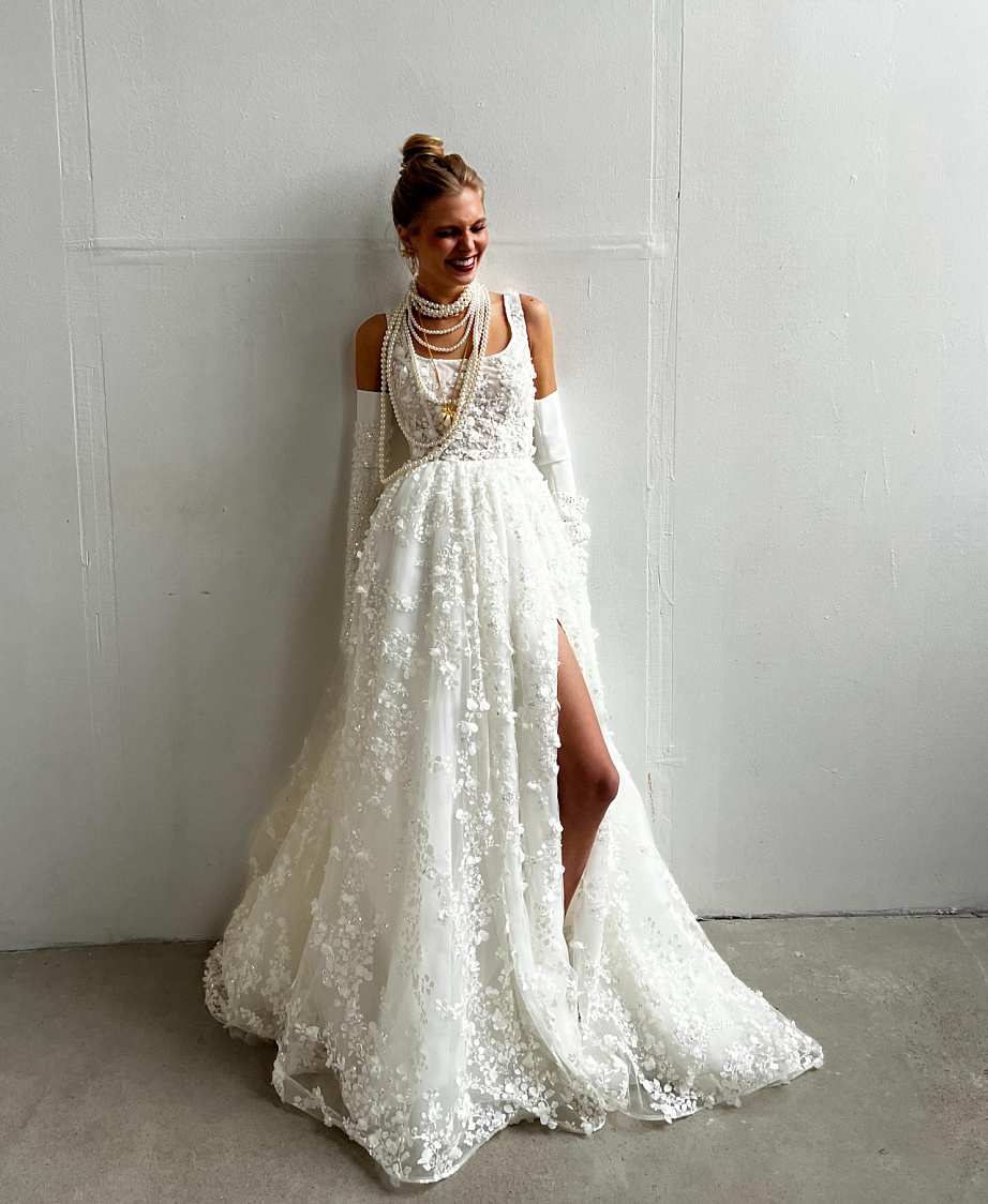 Кружевное свадебное платье с квадратным декольте фото