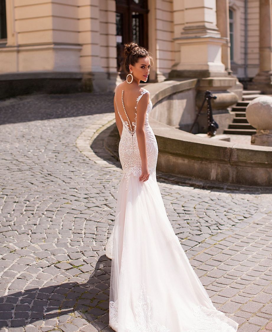 Кружевное свадебное платье русалка с кейпом фото