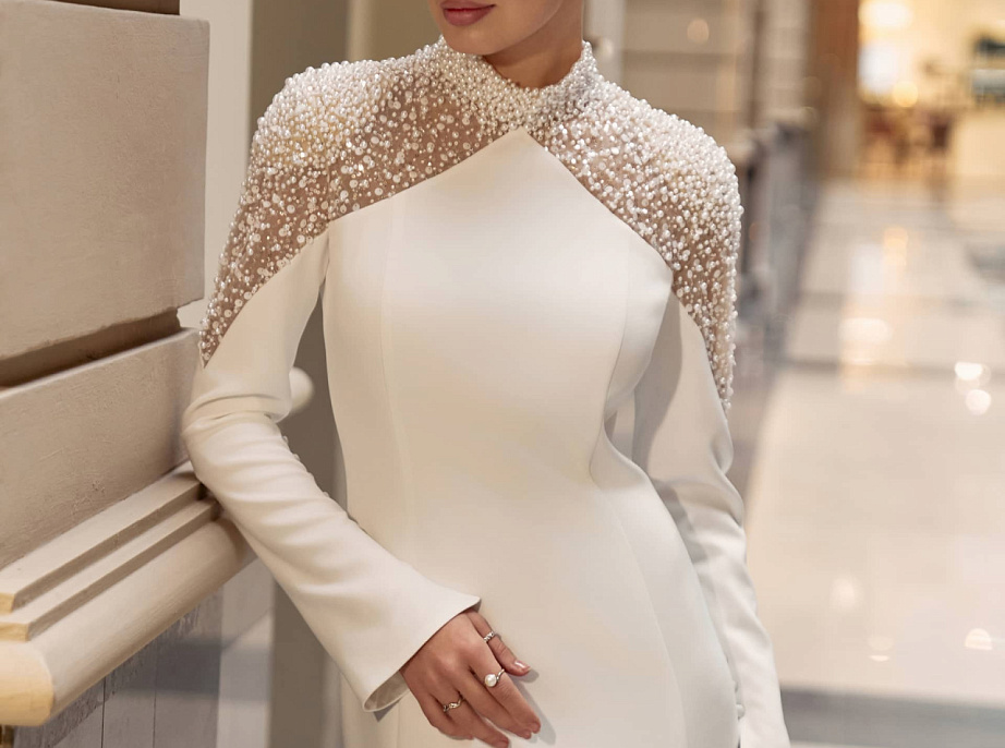Силуэтное минималистичное свадебное платье с декором из жемчуга фото