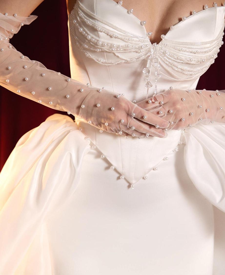 Комплект из атласа с жемчужным декором фото