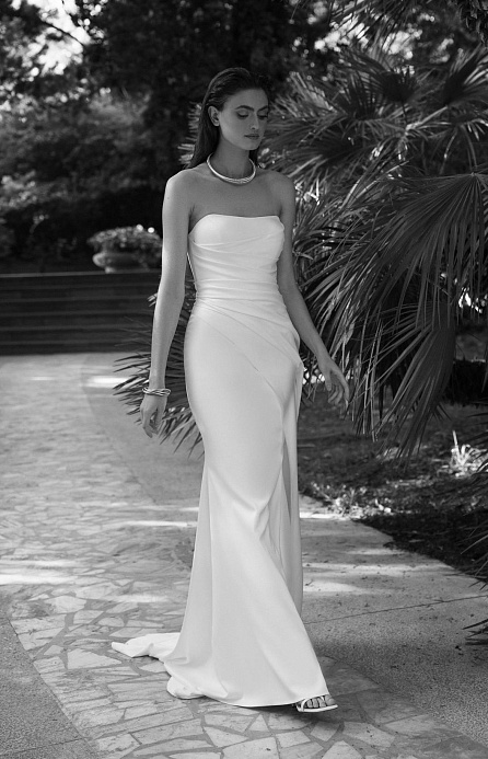 Атласное свадебное платье со сборкой на талии фото