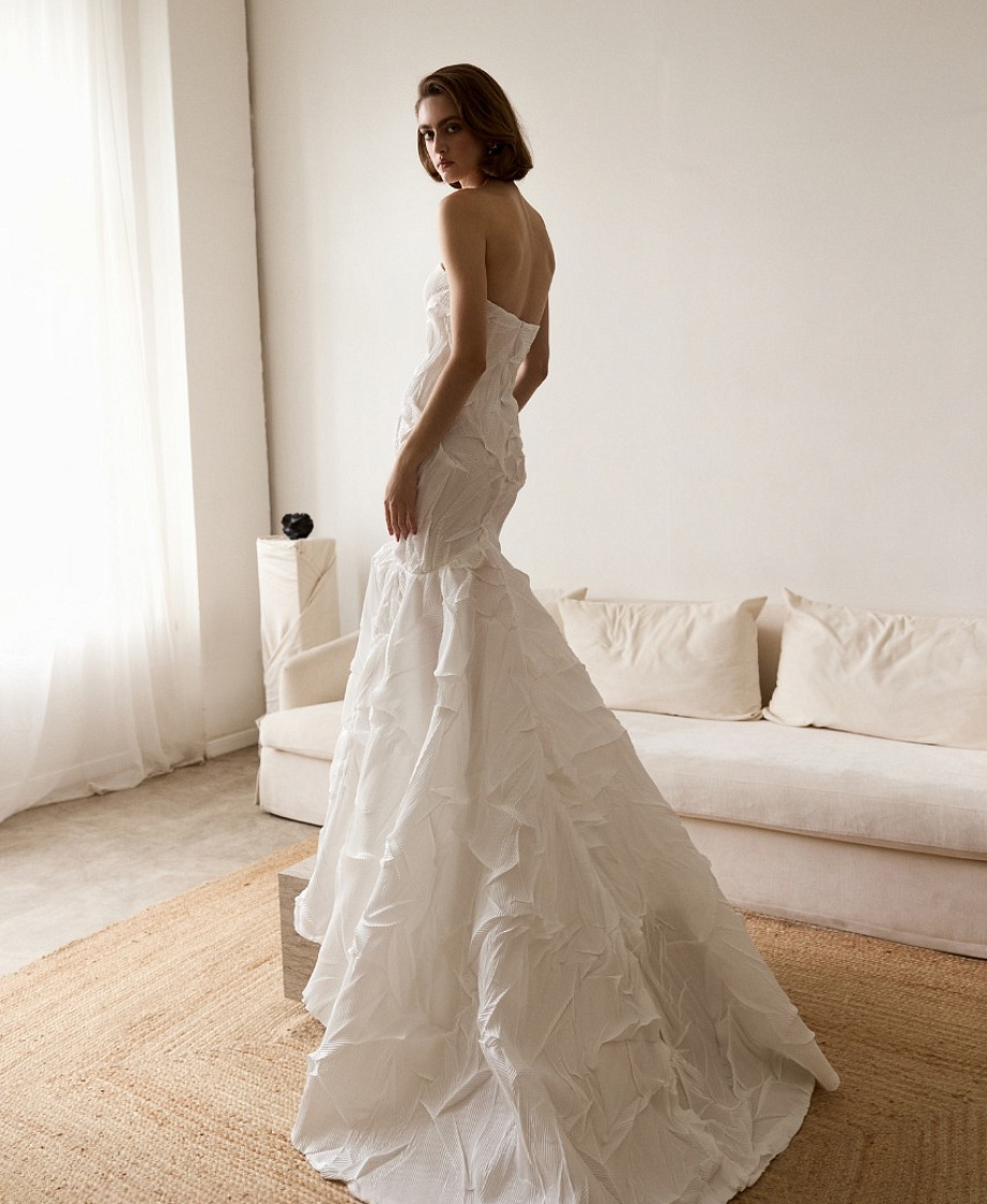 Свадебное платье-рыбка из дизайнерской жатой ткани фото