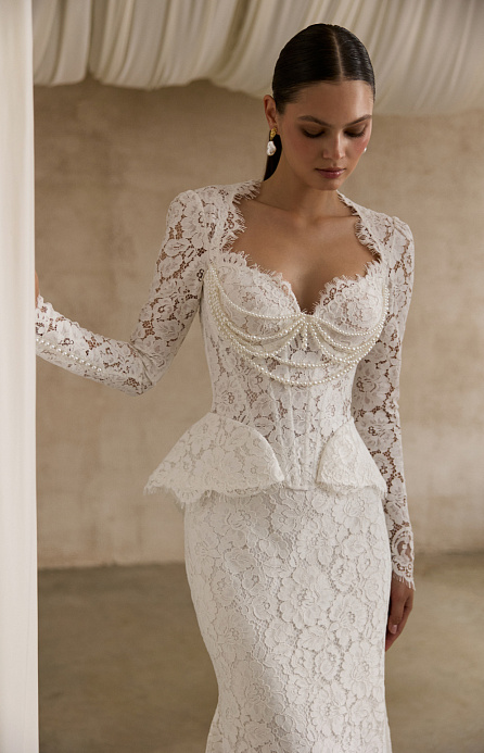 Кружевное свадебное платье с баской фото