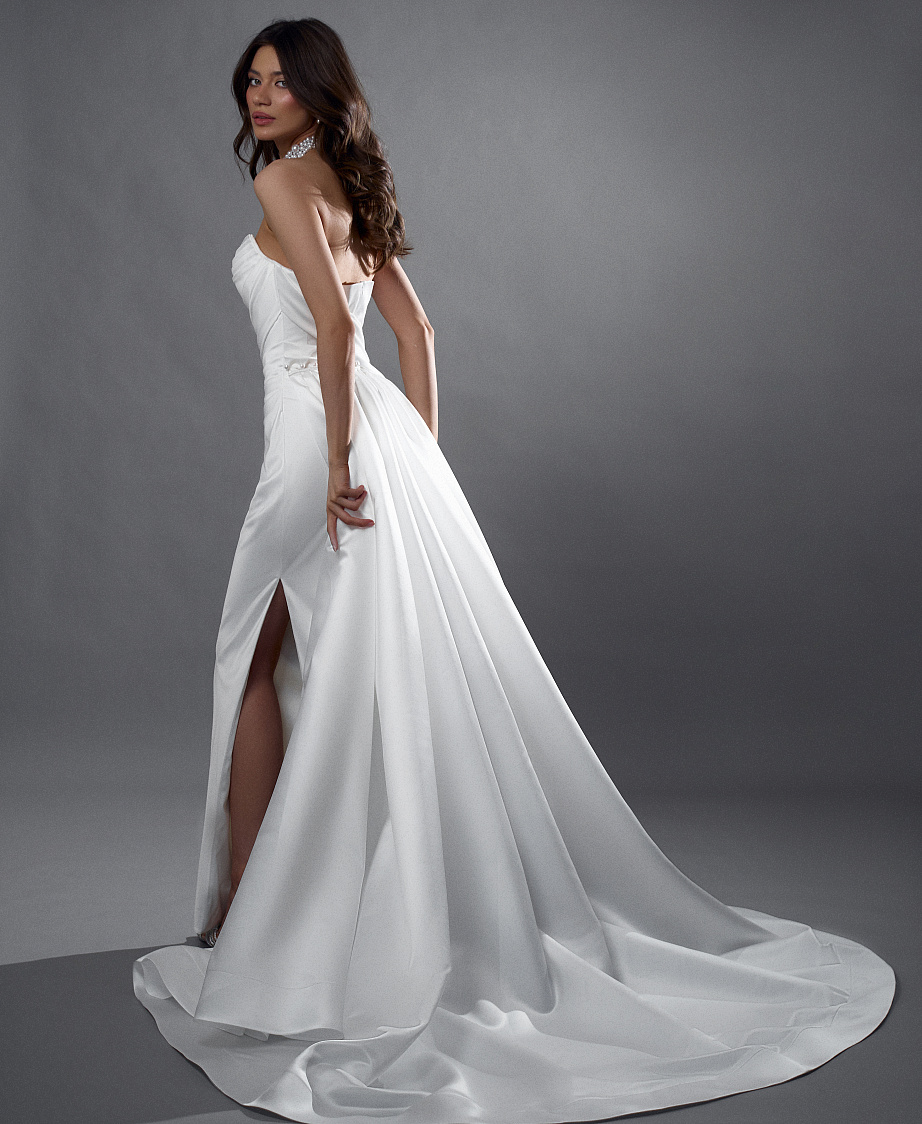 Атласное свадебное платье-русалка со съемным шлейфом и драпировкой на корсете фото