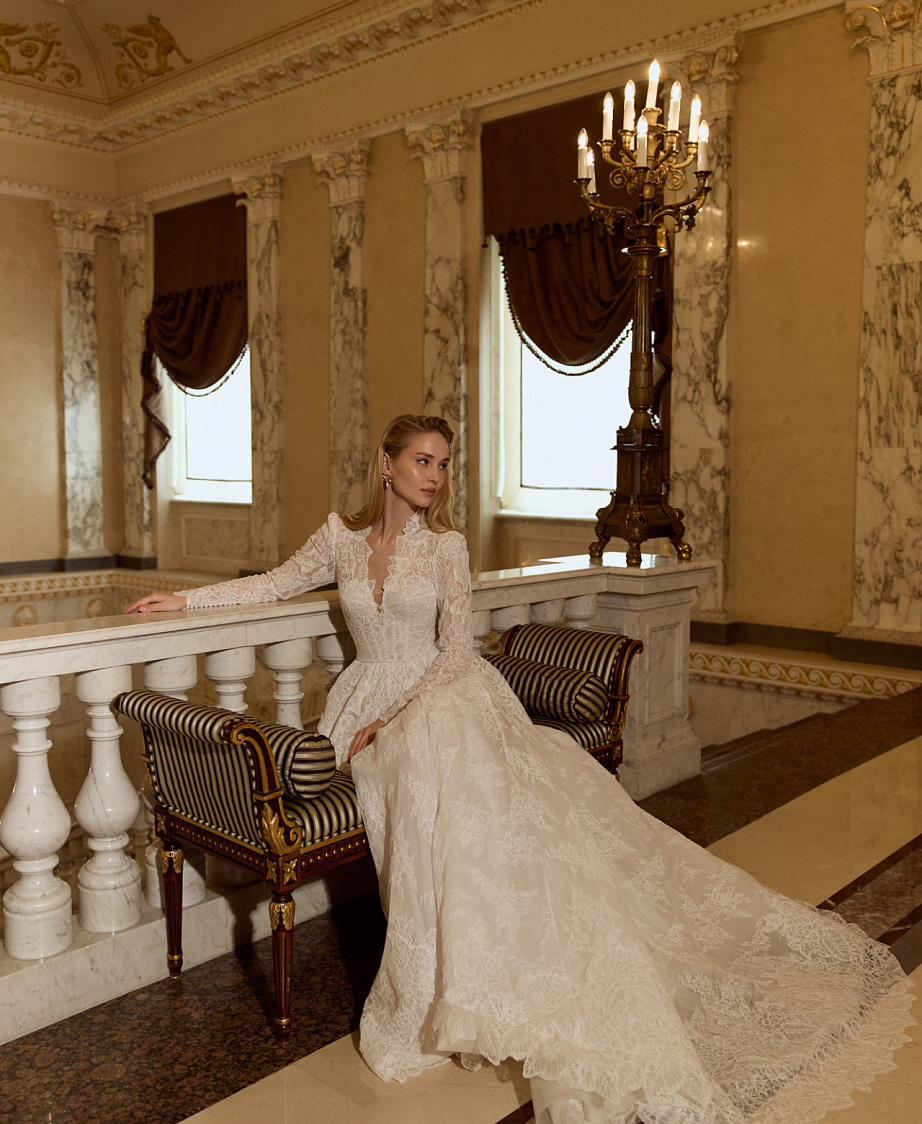 Закрытое кружевное свадебное платье cо шлейфом фото