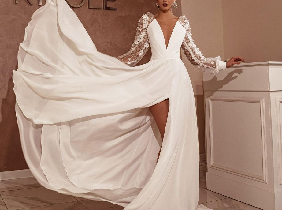 Воздушное свадебное платье с нежной вышивкой по корсету фото