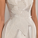 Элегантное платье из микадо с декором из цветов и съемным шлейфом фото