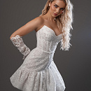 Короткое кружевное свадебное платье с перчатками и объемной юбкой фото