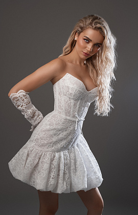 Короткое кружевное свадебное платье с перчатками и объемной юбкой фото