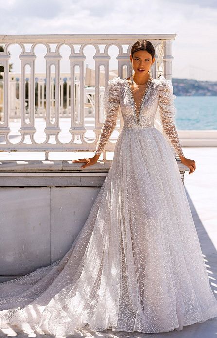 Блестящее свадебное платье с декольте фото