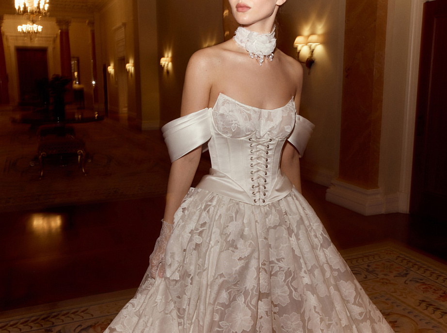 Роскошное свадебное платье из авторского кружева с атласным корсетом фото