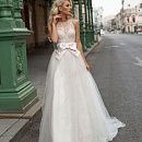 Блестящее свадебное платье со шлейфом фото