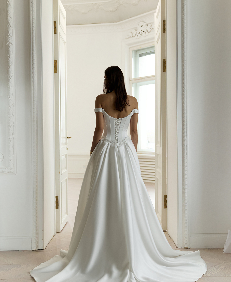 Атласное свадебное платье рыбка со съемным шлейфом фото