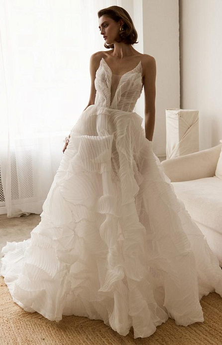 Стильное свадебное платье из дизайнерской ткани фото