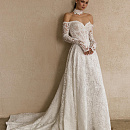 Роскошное кружевное свадебное платье с рукавами и открытыми плечами фото