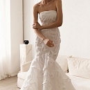 Свадебное платье-рыбка из дизайнерской жатой ткани фото