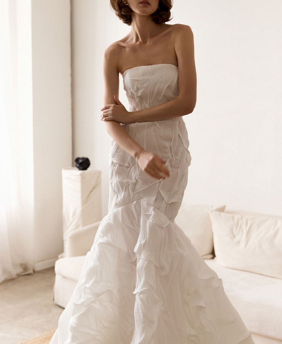 Свадебное платье-рыбка из дизайнерской жатой ткани фото