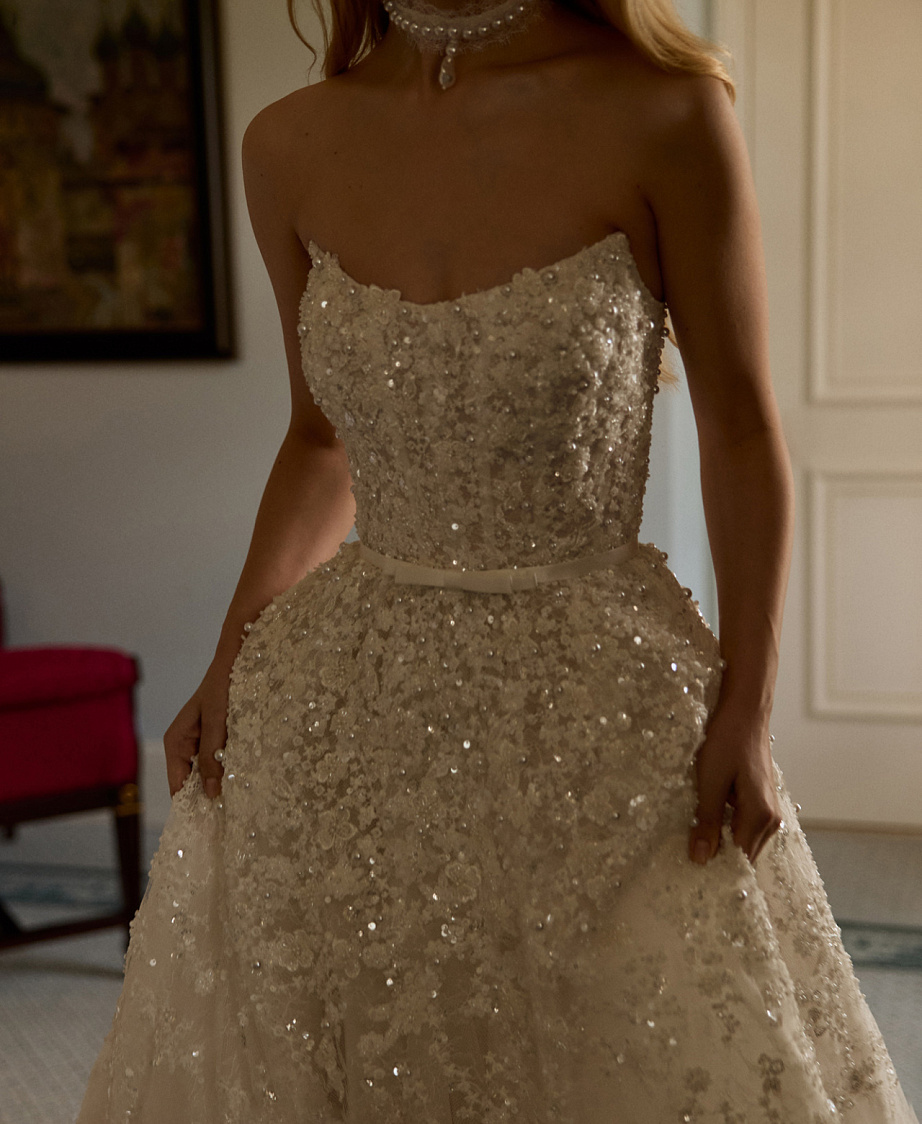 Пышное кружевное свадебное платье с жемчугом  фото