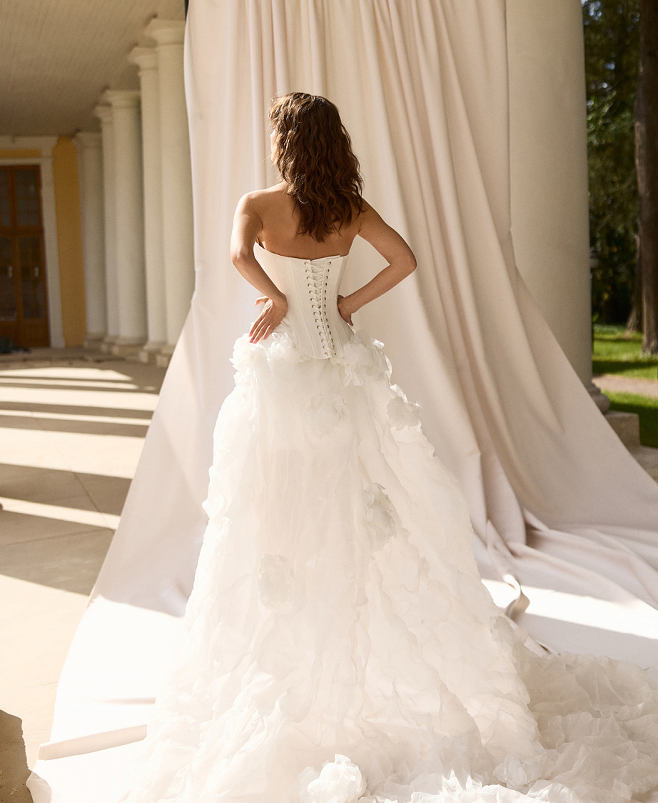 Атласный корсет с эффектной юбкой фото