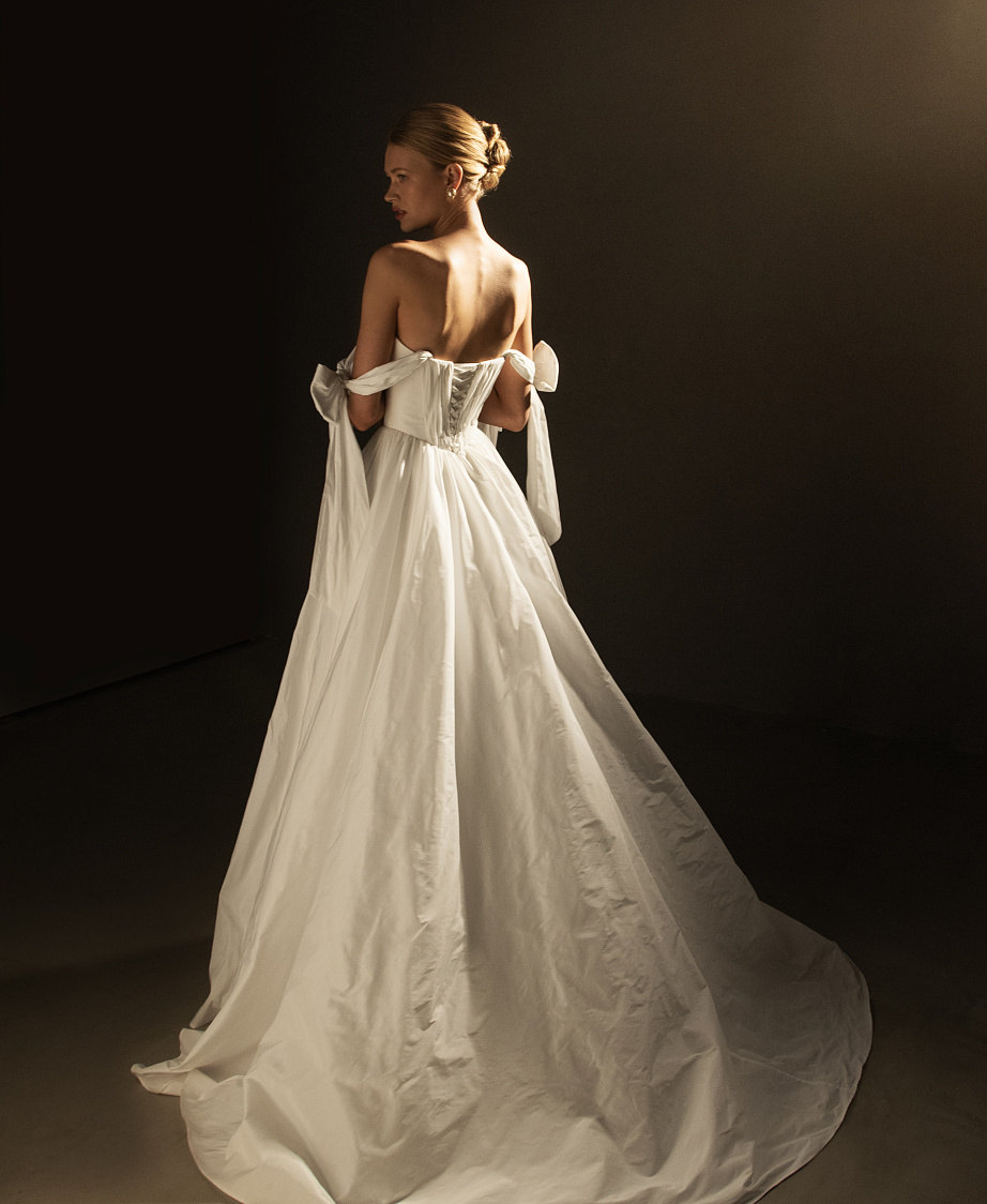 Стильное свадебное платье из тафты с декором в виде бантов фото