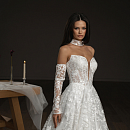 Эффектное свадебное платье из блестящего кружева, украшенного прозрачной пайеткой фото