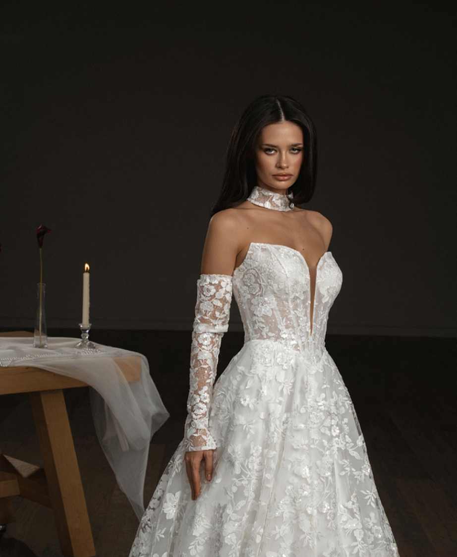 Эффектное свадебное платье из блестящего кружева, украшенного прозрачной пайеткой фото