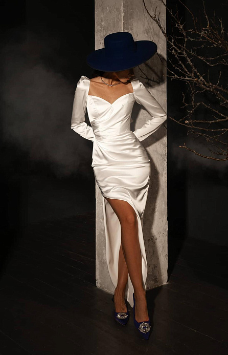 Атласное корсетное платье прилегающего силуэта фото