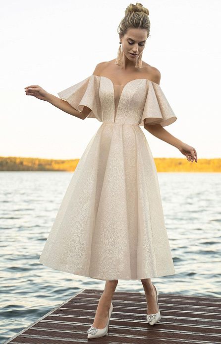 Блестящее свадебное платье миди фото