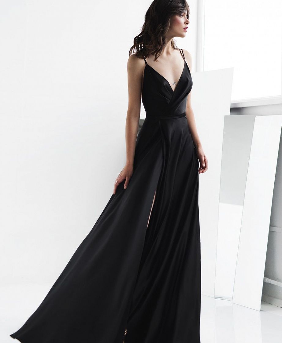 Чёрное платье в пол с разрезом фото