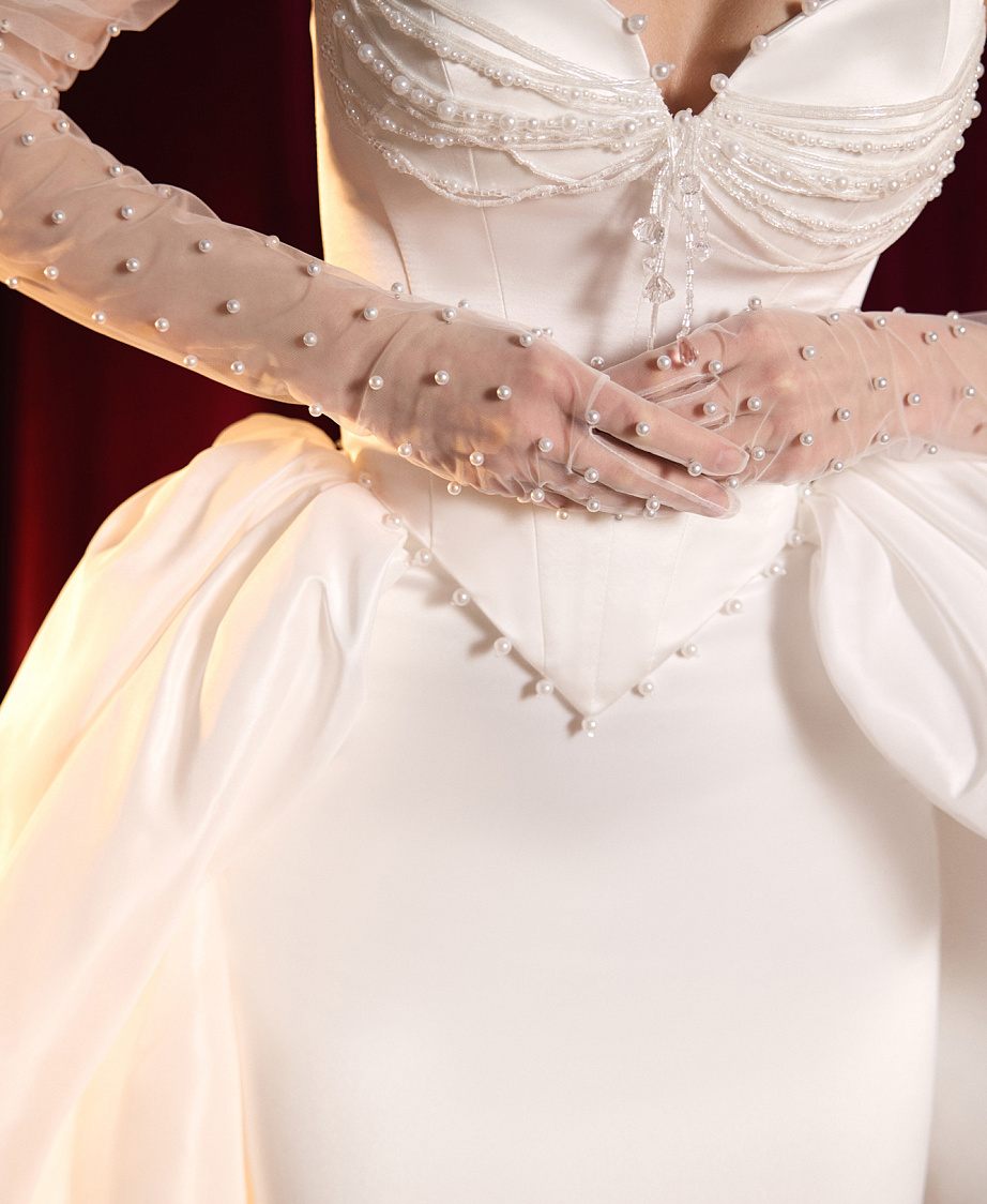 Комплект из атласа с жемчужным декором фото