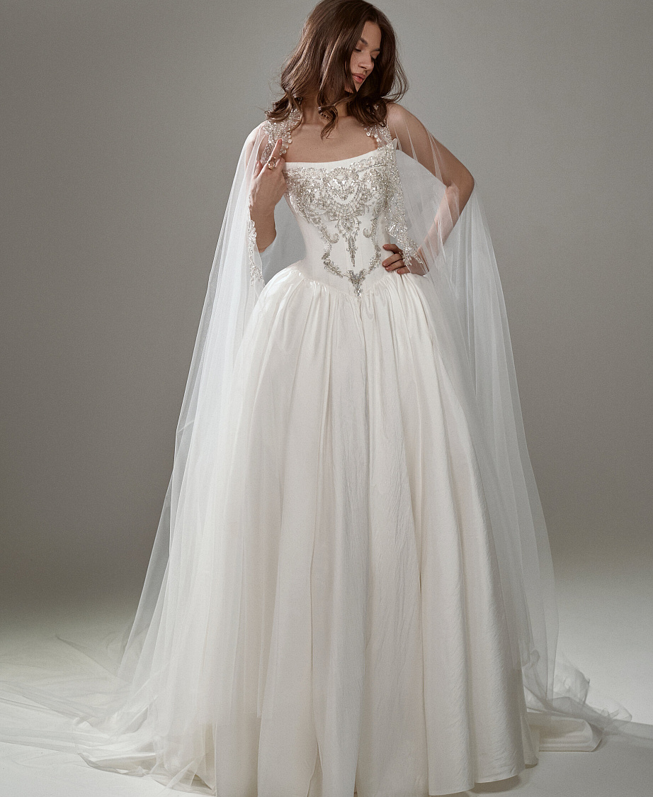 Пышное платье с расшитым корсетом фото