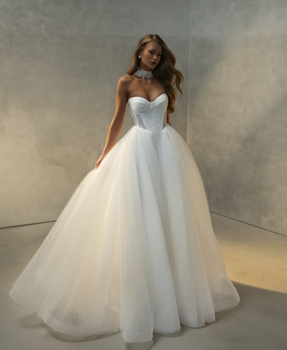 Пышное платье с юбкой из фатина и расшитым корсетом фото