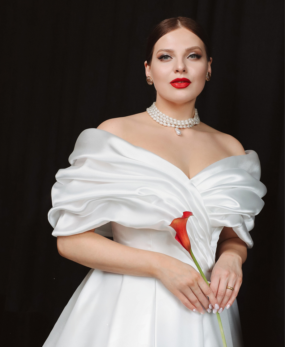 Белое свадебное платье со спущенными плечиками фото